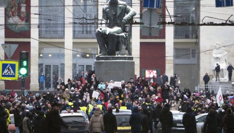 ДИВЉАЊЕ ПРИСТАЛИЦА НАВАЉНОГ У МОСКВИ: Попрскали гасом припадника Националне гарде