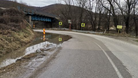 ПОД ВОДОМ ОКО 20 ХЕКТАРА ОРАНИЦА: Поновно изливање Јужне Мораве на путу Крушевац-Ниш