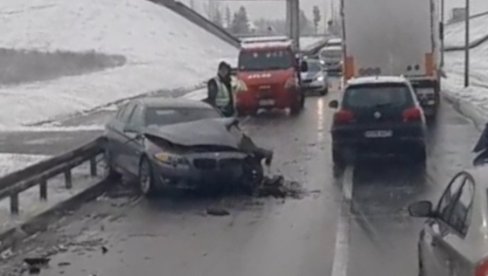 TEŠKA NESREĆA U NOVOM SADU: Automobili smrskani, povređeni devojka i muškarac (FOTO)