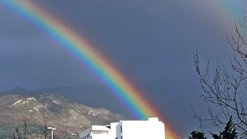 POGLEDAJTE - FENOMEN NA NEBU IZNAD BARA: Pojavile se dve duge,  građane prizor ostavio bez daha (FOTO)