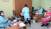 РЕВАКЦИНАЦИЈА У ШАПЦУ: Први у реду ,,бели мантили