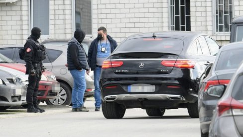 I RASTIN DŽIP U KOLONI: Nakon hapšenja Velje nevolje na Makiš dovezen i automobil poznatog repera (FOTO)