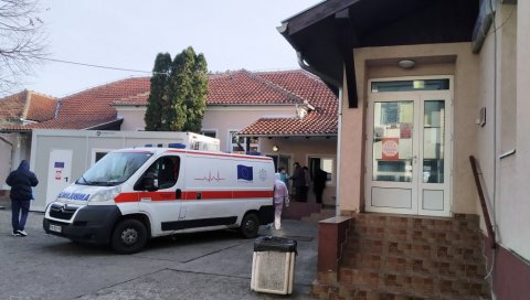 У ПАРАЋИНУ ЧАК 43 ПОЗИТИВНА НАЛАЗА: Све више пацијената испред ковид амбуланти Дома здравља и болнице