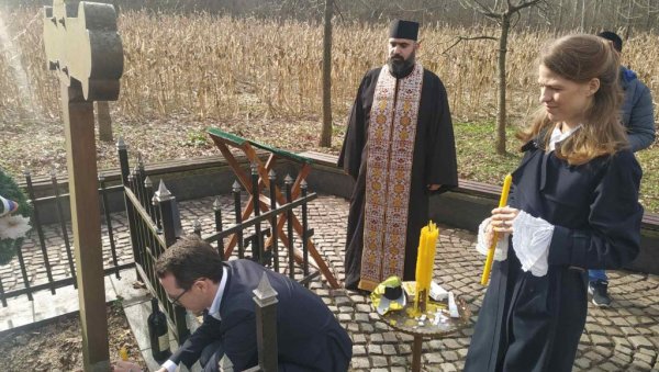 ПРИНЦ ФИЛИП У РАДОВАЊСКОМ ЛУГУ: Посетио опљачкани Музеј вожда Карађорђа (ФОТО)