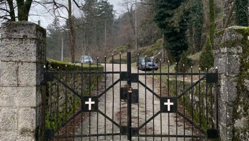 НАПАДНУТА СРПСКА СВЕТИЊА У ЦРНОЈ ГОРИ: Вандали поломили крст са капије Цетињског манастира (ФОТО) НАПАДНУТА СРПСКА СВЕТИЊА У ЦРНОЈ ГОРИ: Вандали поломили крст са капије Цетињског манастира (ФОТО)