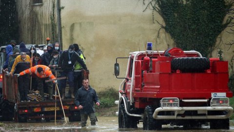 ДРАМАТИЧНО И У ФРАНЦУСКОЈ: Поплаве направиле хаос, у једном граду затворене школе