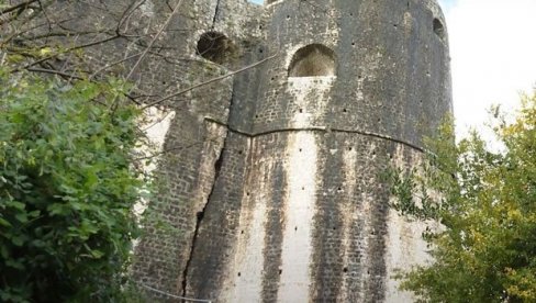BUŠOTINE OKO KANLI KULE: Nastavljeni istražni radovi za sanaciju klizišta u starom gradu Herceg Novog BUŠOTINE OKO KANLI KULE: Nastavljeni istražni radovi za sanaciju klizišta u starom gradu Herceg Novog