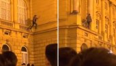 IGRA SA ŽIVOTOM: Mladić skakao po zgradi pozorišta (VIDEO)