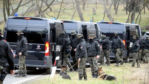 OPSADNO STANJE U RITOPEKU: Policija blokirala ulicu u kojoj je kuća Velje Nevolje