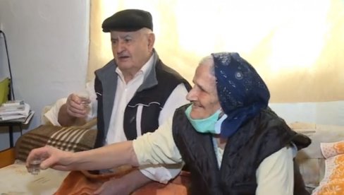 DANICA I MAKSO SLAVE 74 GODINE BRAKA: Osmoro dece, 19 unučadi i 27 praunučadi! (VIDEO) DANICA I MAKSO SLAVE 74 GODINE BRAKA: Osmoro dece, 19 unučadi i 27 praunučadi! (VIDEO)