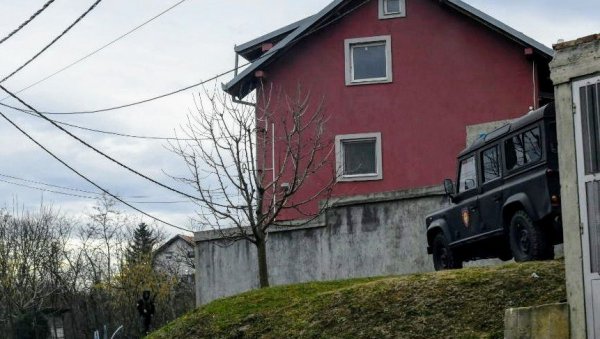 ФОРЕНЗИЧАРИ ПРОВЕРАВАЈУ БУНАР: Вељини сарадници пропевали - опсада куће смрти у Ритопеку