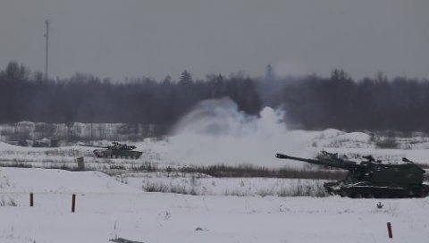 НА ЗЕМЉИ И ИЗ ВАЗДУХА: Војна вежба руских тенкиста, учествовало више од 600 војника (ВИДЕО)