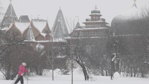 ИЗДАТО УПОЗОРЕЊЕ ЗБОГ СНЕЖНЕ МЕЋАВЕ: Москва се припрема за невреме, грађанима се саветује да не остављају децу без надзора (ФОТО)