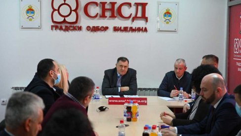 NEĆEMO DOZVOLITI NIKAKVE NESTABILNOSTI: Dodik obišao Gradski odbor SNSD u Bijeljini i poslao poruku gradonačelniku Petroviću NEĆEMO DOZVOLITI NIKAKVE NESTABILNOSTI: Dodik obišao Gradski odbor SNSD u Bijeljini i poslao poruku gradonačelniku Petroviću