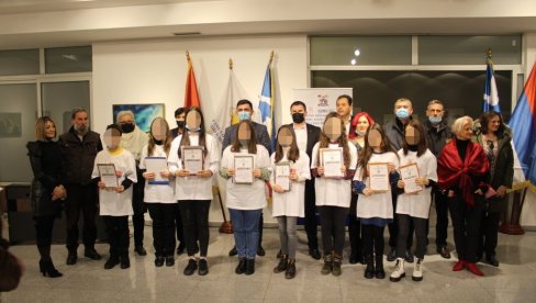 SRPSKA U SRCU: Završen konkurs boračke organizacije iz Bijeljine, dodeljene nagrade đacima - najboljim autorima (FOTO) SRPSKA U SRCU: Završen konkurs boračke organizacije iz Bijeljine, dodeljene nagrade đacima - najboljim autorima (FOTO)