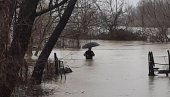 BOLESNE I DECU PREVOZE ČAMCIMA: Pogranična sela između Crne Gore i Albanije odsečena od sveta - 16 kuća izolovano (FOTO)