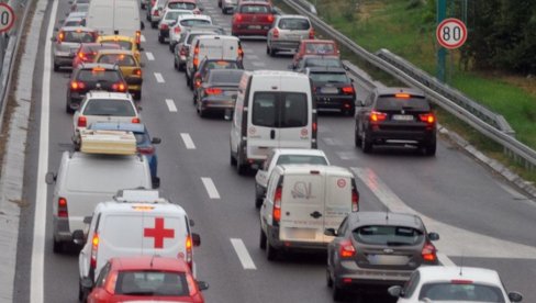 ZAPALIO SE AUTO NA AUTO-PUTU: Saobraćaj usporen