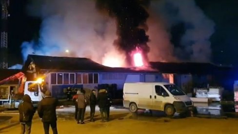 SNIMAK POŽARA U NOVOM SADU: Građani u panici, buktinja se vidi od Železničke stanice (VIDEO)