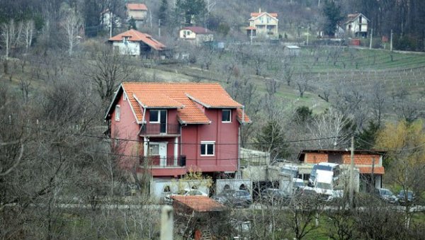 АУТОМОБИЛИ ПОД ПРАТЊОМ ПОЛИЦИЈЕ СТИГЛИ У РИТОПЕК Опсадно стање у Вељиној кући смрти (ВИДЕО)