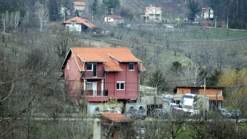 АУТОМОБИЛИ ПОД ПРАТЊОМ ПОЛИЦИЈЕ СТИГЛИ У РИТОПЕК Опсадно стање у Вељиној кући смрти (ВИДЕО)