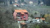 AUTOMOBILI POD PRATNJOM POLICIJE STIGLI U RITOPEK Opsadno stanje u Veljinoj kući smrti (VIDEO)