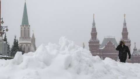 СНЕГ ЗАТРПАО МОСКВУ: Отказано или одложено више од 50 летова