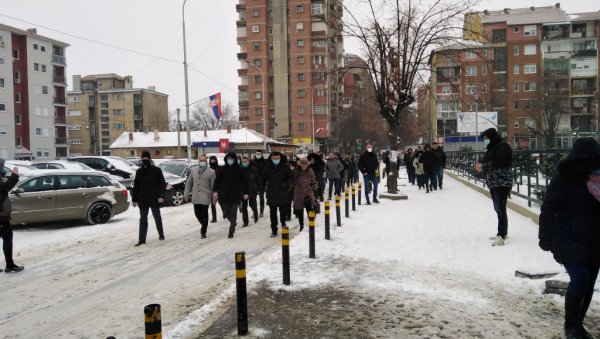 ГЛАСАЛИ РАКИЋ И СИМИЋ: Представници Српске листе позвали грађане да искористе своје бирачко право (ФОТО)