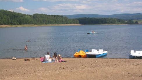 RONIOCI ĆE PRETRAŽIVATI JEZERO: Još uvek se traga za mladićem koji je sa skutera upao u jezero