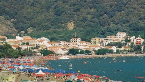 UTOPILA SE TURISTKINJA U BEČIĆIMA: Žena se udavila deset minuta nakon što je ušla u more UTOPILA SE TURISTKINJA U BEČIĆIMA: Žena se udavila deset minuta nakon što je ušla u more