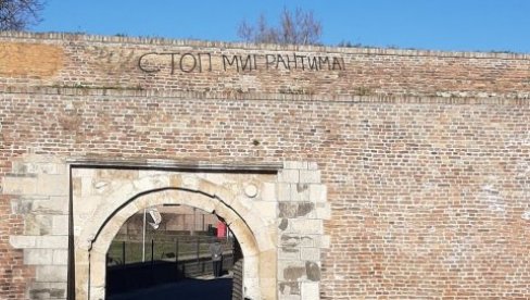 VANDALI IŠARALI KALEMEGDAN: Natpis Stop migrantima osvanuo na vrhu jedne od kapija Beogradske tvrđave