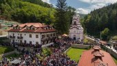 UPOZORENJE MANASTIRA TUMANE: Parking ispred svetinje je besplatan, vernici ne nasedajte na prevaru!