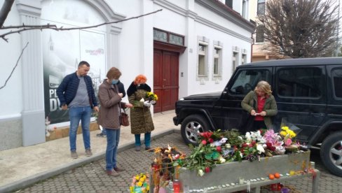 ПОГЛЕДАЈТЕ ПОРУКЕ КОЈЕ НОВОСАЂАНИ ОСТАВЉАЈУ БАЛАШЕВИЋУ: Потресне сцене испред куће певача, народ од раног јутра одаје почаст (ФОТО/ВИДЕО)