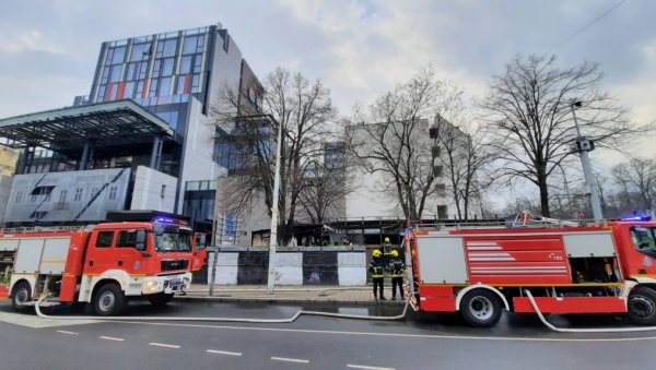 ПОЖАР У ЦЕНТРУ БЕОГРАДА: Гори објекат у Узун Мирковој, ватрогасци су на терену (ФОТО)