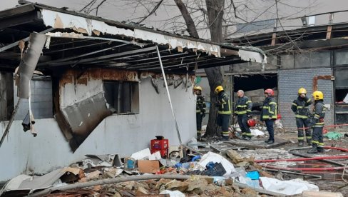 VELIKI BROJ VATROGASACA U UZUN MIRKOVOJ: Ugašena vatra, službenici ušli u objekat (FOTO/VIDEO)