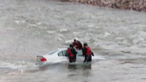 PRVI SNIMAK DRAME IZ NIŠA: Čovek na krovu automobila, spasioci došli do njega (FOTO/VIDEO)