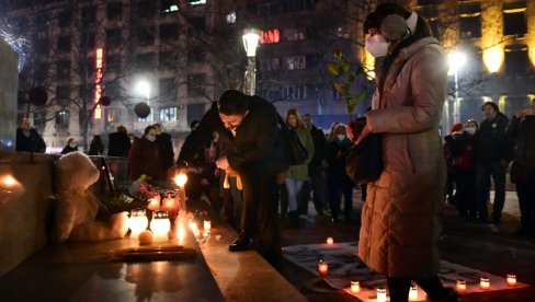 O ZAGRLI ME SAD BEOGRAD PEVA ZA ĐOLETA: Građani se okupili na Trgu Nikole Pašića - odaju počast velikom Panonskom mornaru (FOTO/VIDEO)