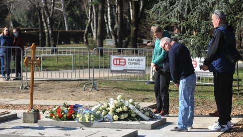 BALAŠEVIĆ SAHRANJEN UZ OMILJENU PESMU: Od kapele do grobnog mesta svirali tamburaši, u tužnoj povorci samo najbliža porodica (FOTO/VIDEO)