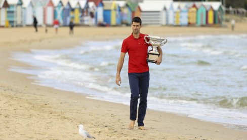 NOVAK SA PEHAROM ŠETAO ČUVENOM PLAŽOM:  Đoković promenio mesto proslave titule u Melburnu (VIDEO)