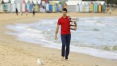 NOVAK SA PEHAROM ŠETAO ČUVENOM PLAŽOM:  Đoković promenio mesto proslave titule u Melburnu (VIDEO)