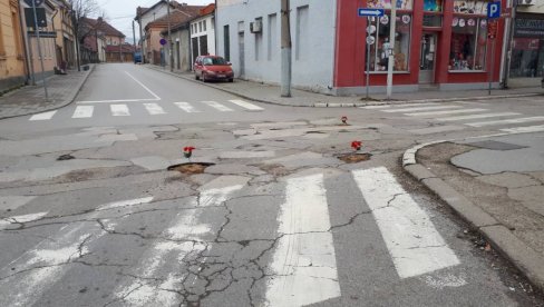 CVEĆEM ZAKRPILI UDARNE RUPE: Nesvakidašnji apel zaduženima za održavanje puteva u Negotinu CVEĆEM ZAKRPILI UDARNE RUPE: Nesvakidašnji apel zaduženima za održavanje puteva u Negotinu