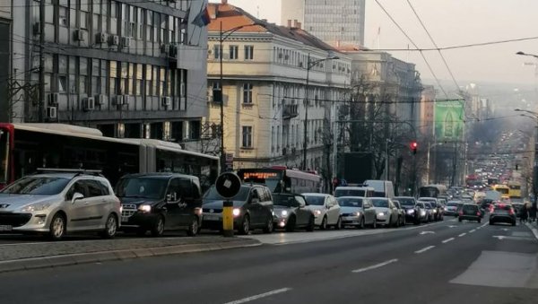 ГУЖВЕ И ЈУТРОС У ЦЕНТРУ БЕОГРАДА: Део Улице краља Милана и даље затворен за саобраћај (ФОТО)