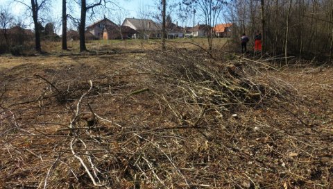 УРЕЂУЈУ СПОМЕН ПАРК: Почело пролећно сређивање Шумарица