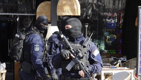 ZAVRŠEN PRETRES KASINE: Iz lokala izneta velika crna kesa, menadžer otišao sa policijom ZAVRŠEN PRETRES KASINE: Iz lokala izneta velika crna kesa, menadžer otišao sa policijom