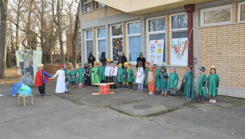 PREDŠKOLCI I MALI PRINC: Predškolci iz Žitišta oživeli likove iz omiljenog romana (FOTO)