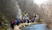 OTVORENA DESETA SEZONA PEŠAČENJA KANJONOM CRNICE: 106. organizovanu grupu činili su članovi Planinarskog kluba “Javorak” različitog uzrasta