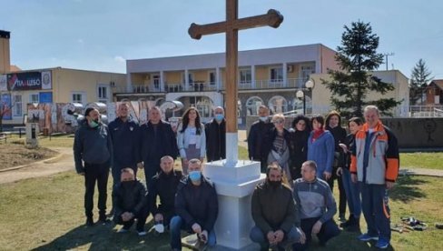 ŠALJU MOLITVU ZA OZDRAVLJENJE VLADIKE ATANASIJA: U dvorištu Domu kulture u Gračanici postavljen restaurirani spomen krst ŠALJU MOLITVU ZA OZDRAVLJENJE VLADIKE ATANASIJA: U dvorištu Domu kulture u Gračanici postavljen restaurirani spomen krst