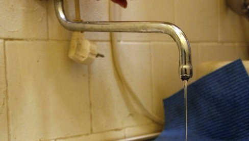 U SOPOTU BEZ VODE, A ZALIVAJU SE BAŠTE: Žitelji obodne opštine u problemu na tropskim temperaturama
