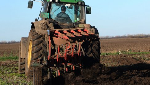 BIZARNA NESREĆA: Traktor se sam pokrenuo, pa pregazio čoveka