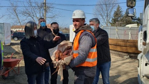 TRAŽE TRI PRASETA: Graditelji vrtića nametnuli Miroslavu Čučkoviću dodatnu obavezu TRAŽE TRI PRASETA: Graditelji vrtića nametnuli Miroslavu Čučkoviću dodatnu obavezu