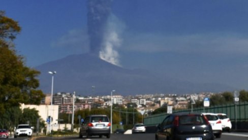 LJUTI VULKAN SE NE SMIRUJE: Etna ponovo zasipa sela lavom i pepelom (FOTO/VIDEO)